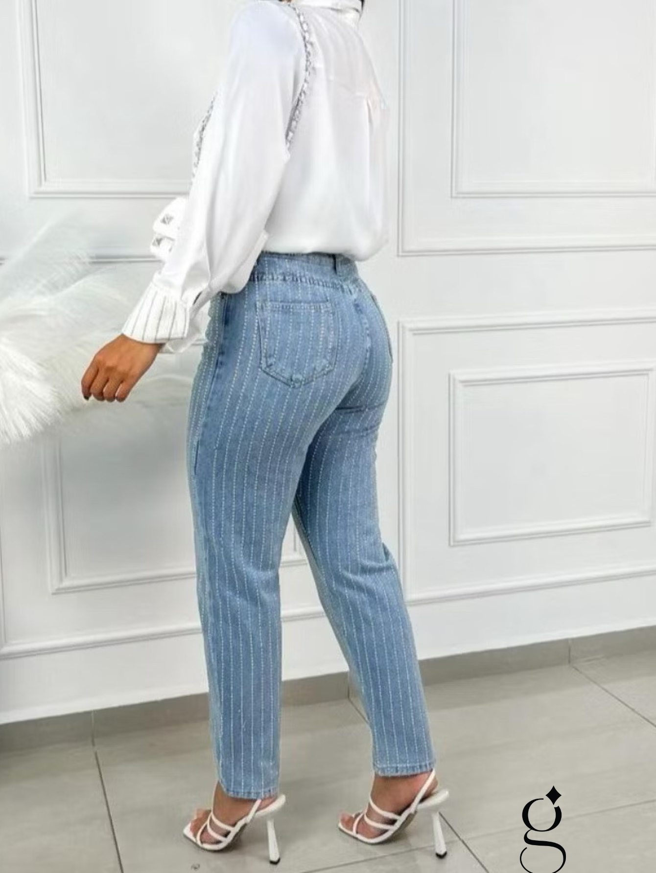 Calça Flare Cintura Alta com Risca de Giz em Strass