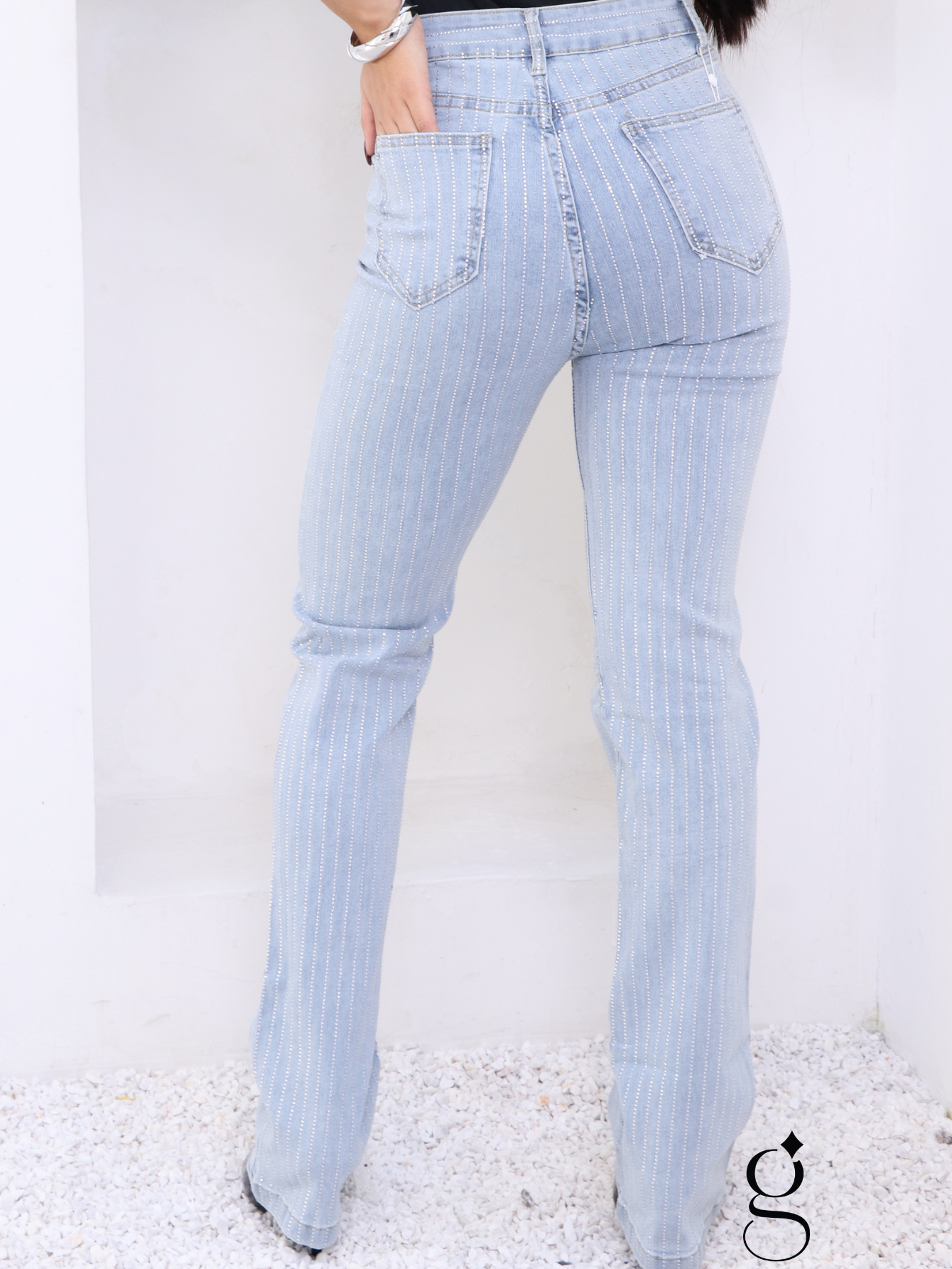 Calça Flare Cintura Alta com Risca de Giz em Strass